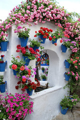 Pozo adornado con flores en Los Patios de Córdoba