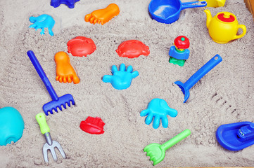 Fototapeta na wymiar Kinderspielzeug in einem Sandkasten