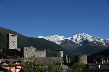 Fototapeta na wymiar paese di montagna con castello