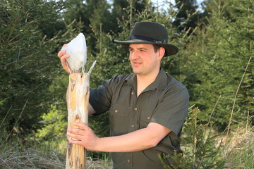 Förster beim Aufstellen eines Salz Lecksteines