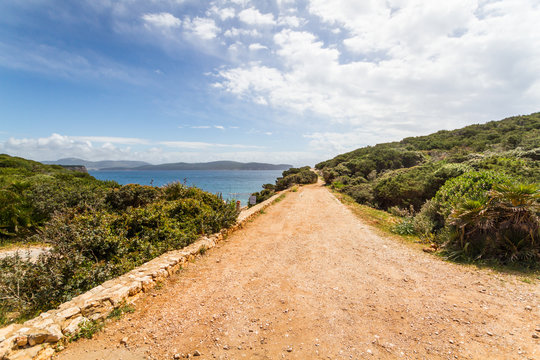 Stra&szlig;e bei Copa Caccia in Sardinien, Italien