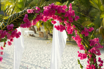 Fototapeta na wymiar Composizione floreale per matrimonio sulla spiaggia.
