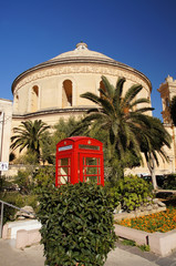 Téléphone devant le Sanctuaire de Mosta