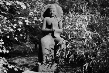 Fototapeta premium Buddha Figur schwarz / weiß sitzend