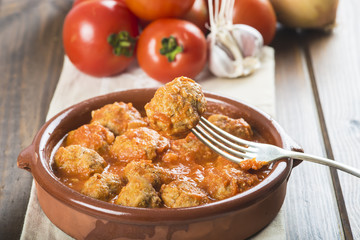 Albóndigas de carne con salsa de tomate comida europea