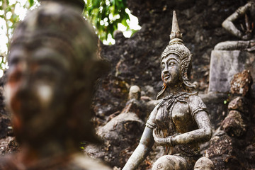 Obraz premium Row of old statues in secret buddhist garden. Concept of mysteri