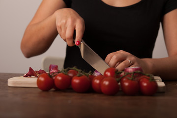 Frau schneidet Tomaten