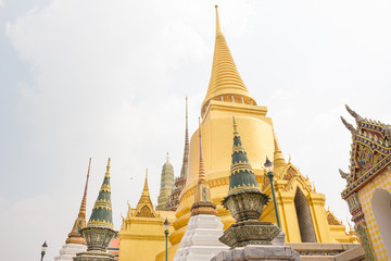 Fototapeta premium BANGKOK, THAILAND - JAN 25 : golden Chedi at Wat Phra Kaew on Ja