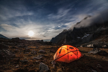 Fototapeta na wymiar Orange tent in the mountains.