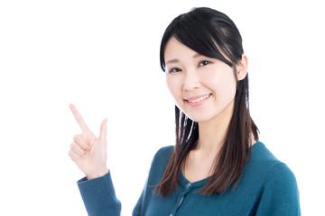 説明する女性