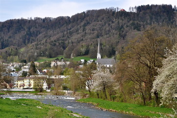 Blick auf Adliswil mit Fluss Sihl, Schweiz