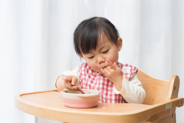 食事をする幼児