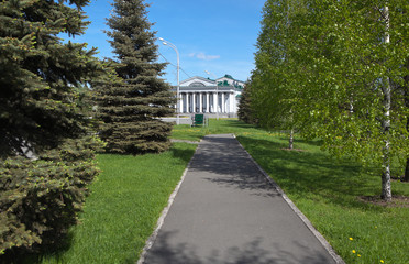 У Дворца культуры имени Окунева. Нижний Тагил. 