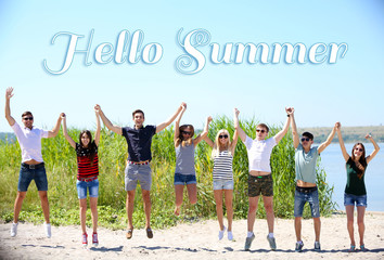 Obraz premium Hello summer concept. Beautiful young people on beach
