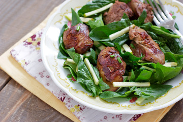 Chicken liver and spinach salad with green apple and onion