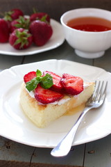 Law-fat cheesecake with strawberries and honey