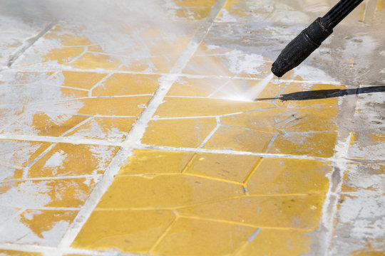 High pressure cleaning with water