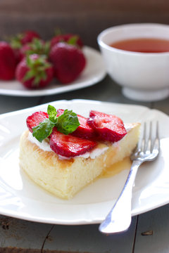 Law-fat cheesecake with strawberries and honey