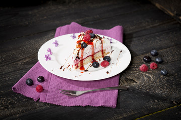Himbeer-Sahne-Torte mit Himbeeren und Blaubeeren, Studio