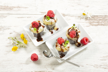 Schokobecher mit Vanillepudding, Sahne und Himbeeren, Studio