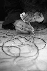 Donna crea motivi geometrici su tessuto 