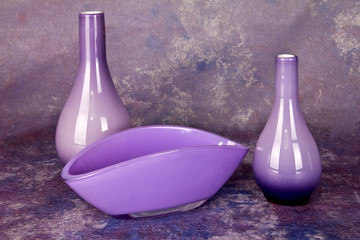 Stillleben mit Glasvasen in den violetten Tönen.