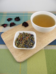 Tee aus gemischten getrockneten Blüten