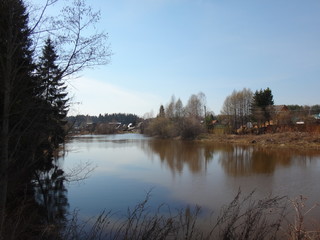 Озеро в окружении дач и деревьев ранней весной