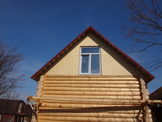 Деревянный сруб дома на фоне неба