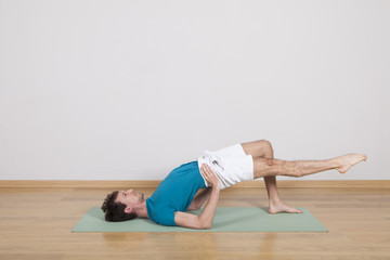 man practicing pilates indoor, return to life sequence, 34 exerc