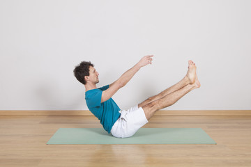 man practicing pilates indoor, return to life sequence, 34 exerc