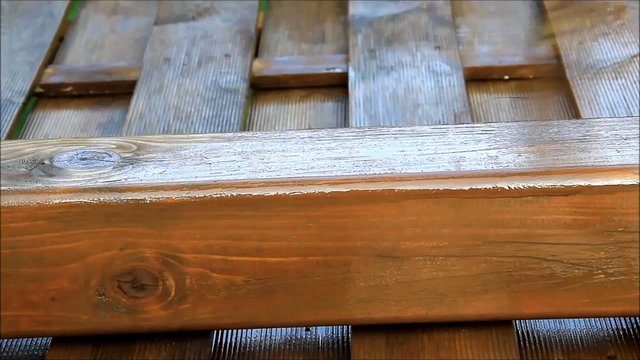 Holz streichen mit brauner lasur
