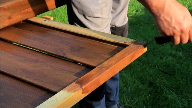 Holz streichen mit brauner lasur
