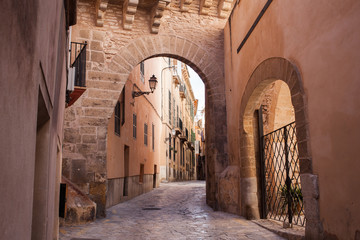 Old street of Palma de Mallorca - obrazy, fototapety, plakaty