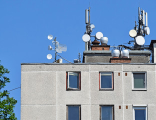 Fototapeta na wymiar Antennas on the top of an apartment building