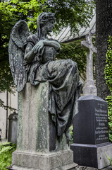 Fototapeta premium Engelsskulptur wacht im alten Südfriedhof in München