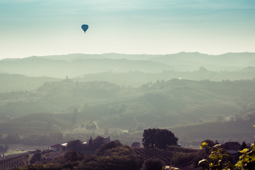 Mongolfiera in volo sulle colline delle Langhe 