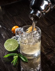 Crédence de cuisine en verre imprimé Cocktail Verser un cocktail dans un verre