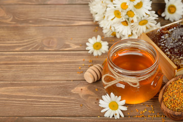 Fototapeta na wymiar Honey, chamomile and pollen