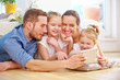 Glückliche Familie mit Tablet PC im Internet