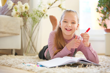 Mädchen malt ein Bild mit Stift