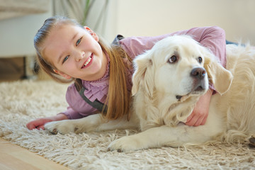 Kind umarmt Hund als Haustier