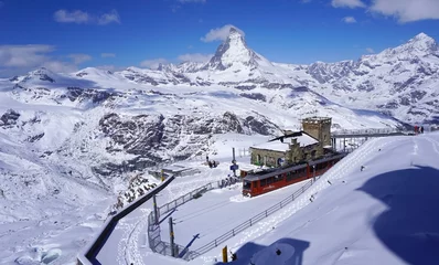 Fototapete Matterhorn Landschaft der Gornergrat-Bahnstation mit Matterhorn-Spitze in