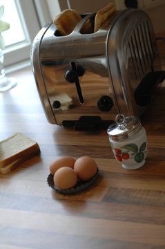 Zum Frühstück Toast mit Ei
