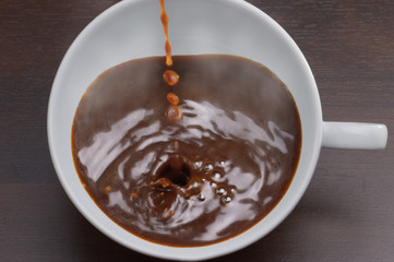 Kaffee in eine Tasse gießen