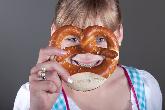 M&auml;dchen mit Zahnspange blickt durch Breze und lacht Portr&auml;t 