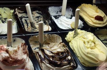 shopwindow with ice cream in bowls, storefront

