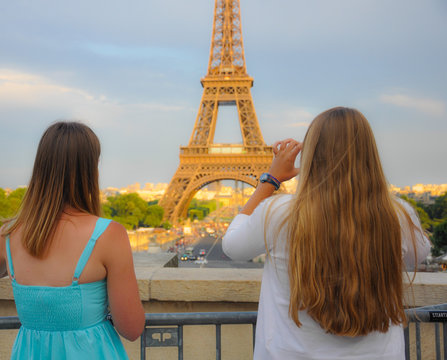 Par&iacute;s, Francia, la Torre Eiffel admirada por dos mujeres