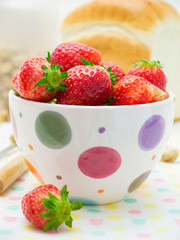 朝食をイチゴ,パン