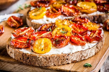 bruschetta with cream cheese and sun dried tomatoes